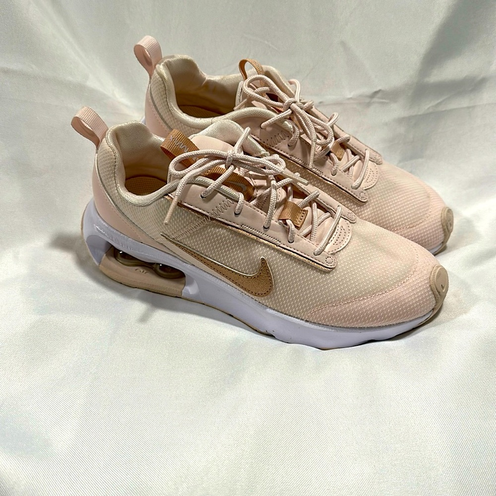 Nike Airmax light pink with rose gold Nike swoosh size 8
